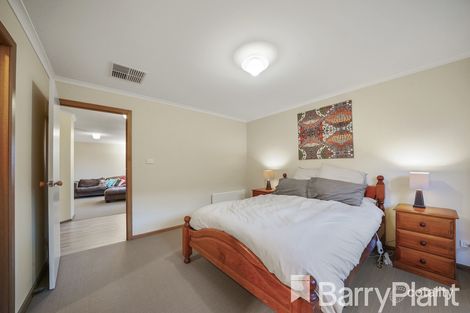 Property photo of 2 Vincent Court Cranbourne North VIC 3977