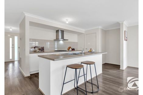 Property photo of 32 Yellow Robin Circuit Cranbourne East VIC 3977
