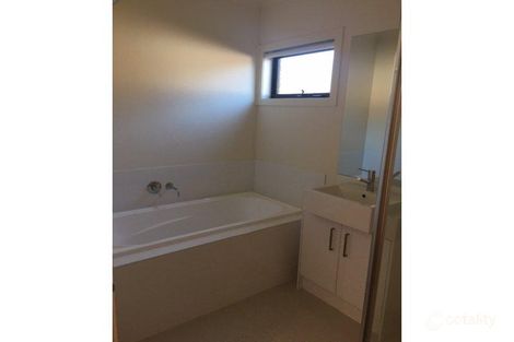 Property photo of 22 Avebury Drive Cobblebank VIC 3338