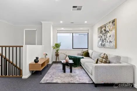 Property photo of 30 Ambassador Circuit Cranbourne South VIC 3977