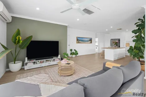 Property photo of 32 Hillside Gardens Desert Springs NT 0870