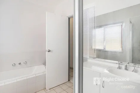 Property photo of 1/8A Taylor Road Albion Park NSW 2527