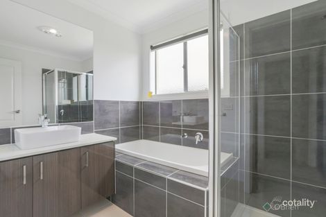 Property photo of 18 Genevieve Circuit Cranbourne East VIC 3977