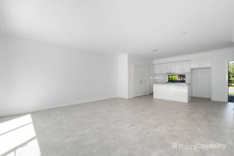 Property photo of 8 Slattery Place Pakenham VIC 3810