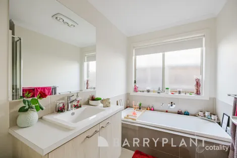 Property photo of 3 Oakbridge Street Weir Views VIC 3338