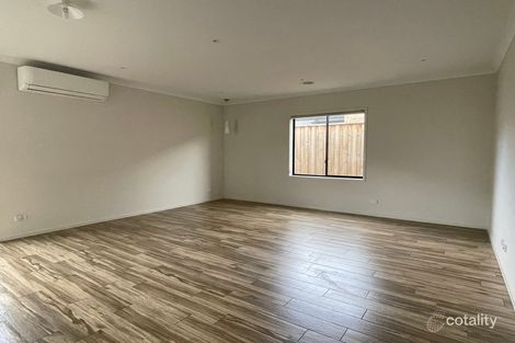 Property photo of 10 Chambers Crescent Cranbourne North VIC 3977