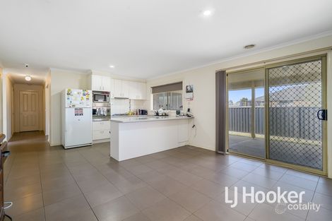 Property photo of 71 Red Gum Circuit Pakenham VIC 3810
