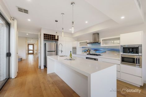 Property photo of 6 Pine Way Doncaster East VIC 3109