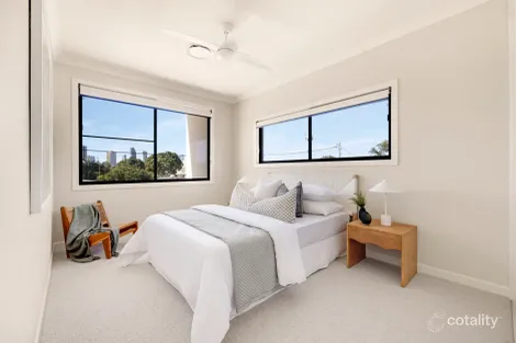 Property photo of 15 Lakeside Avenue Broadbeach Waters QLD 4218