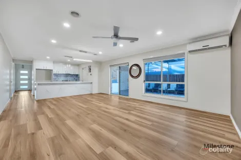 Property photo of 14 Citronelle Circuit Brookfield VIC 3338