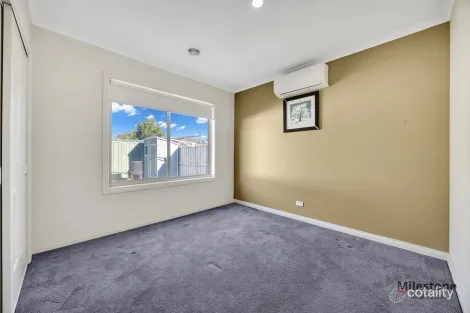 Property photo of 14 Citronelle Circuit Brookfield VIC 3338