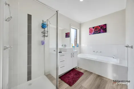 Property photo of 14 Citronelle Circuit Brookfield VIC 3338