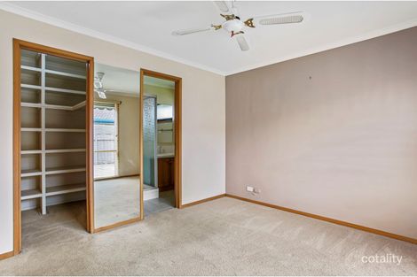 Property photo of 5 Woodbine Road Cranbourne North VIC 3977