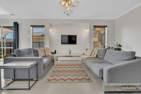 Property photo of 16 Beveridge Drive Roxburgh Park VIC 3064