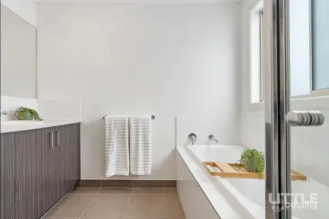 Property photo of 8 Barley Crescent Clyde North VIC 3978