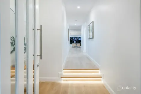 Property photo of 2239 The Parkway Hope Island QLD 4212