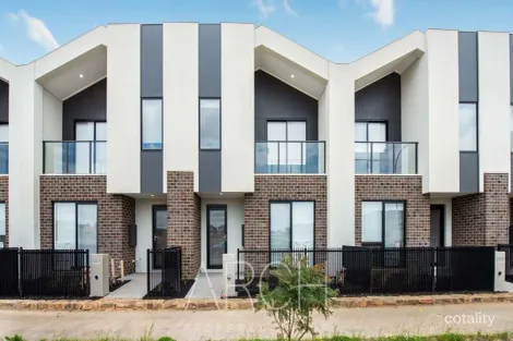 13 Stonefox Cct, Clyde North, VIC 3978