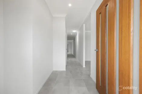Property photo of 17 Waterside Way Eli Waters QLD 4655
