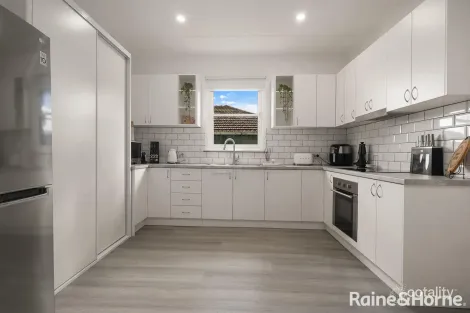 Property photo of 8 Hosking Crescent Glenfield NSW 2167