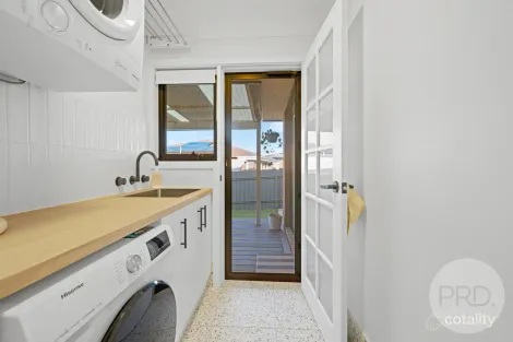 Property photo of 6 Clowes Place Ashmont NSW 2650