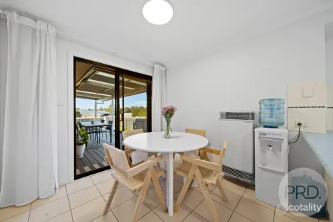 Property photo of 6 Clowes Place Ashmont NSW 2650