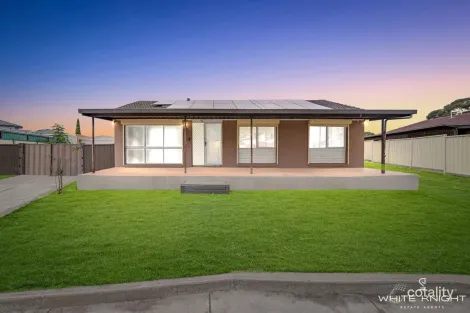 8 TULLAROOP CT, ST ALBANS, VIC 3021