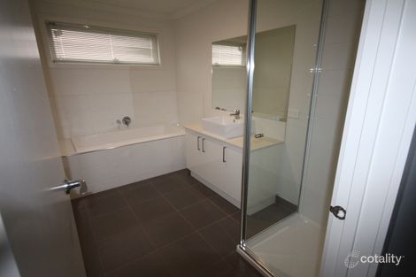 Property photo of 10 Bellsquarry Avenue Cranbourne East VIC 3977