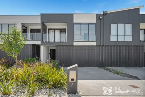 Property photo of 7 Savoy Grove Cranbourne North VIC 3977
