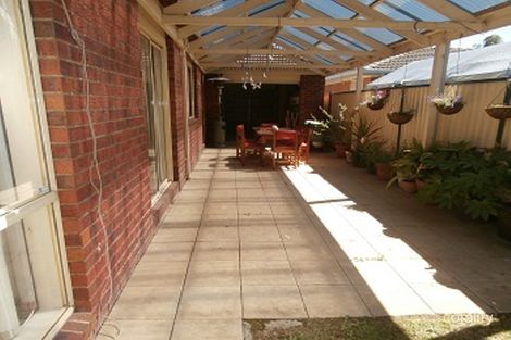Property photo of 15 Wallaby Walk South Morang VIC 3752
