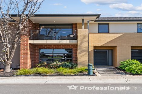 Property photo of 32 Eloura Circuit Taylors Hill VIC 3037