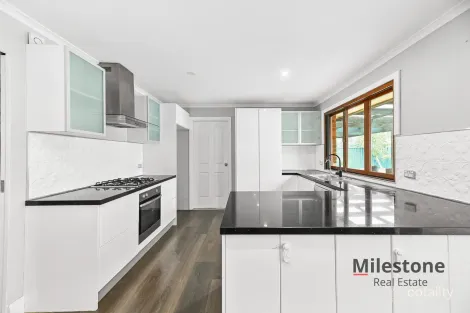 Property photo of 8 Pommel Street Pakenham VIC 3810