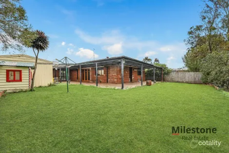 Property photo of 8 Pommel Street Pakenham VIC 3810