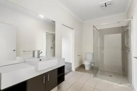 Property photo of 32 Sahi Crescent Roxburgh Park VIC 3064