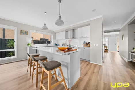 Property photo of 28 Nagle Crescent Cranbourne West VIC 3977