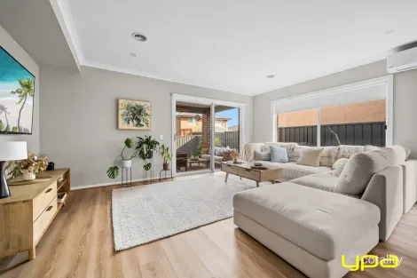 Property photo of 28 Nagle Crescent Cranbourne West VIC 3977
