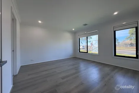 Property photo of 4 Sapling Boulevard Tarneit VIC 3029