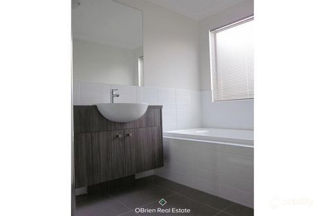 Property photo of 6 Lindeman Street Berwick VIC 3806