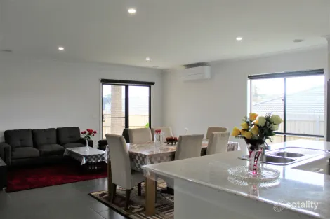 Property photo of 12 Heroic Street Drouin VIC 3818