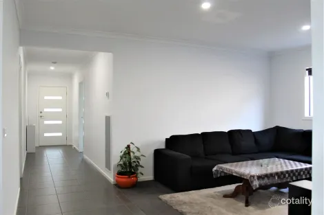 Property photo of 12 Heroic Street Drouin VIC 3818
