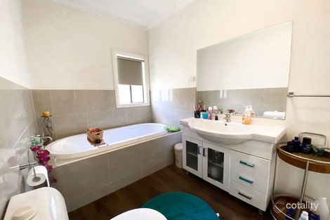 Property photo of 28 Hunts Cross Way Caroline Springs VIC 3023