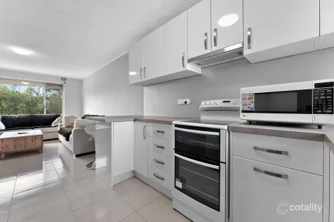 9/3 Burgundy Cres, Spearwood, WA 6163