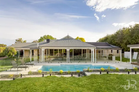 Property photo of 14-16 Cloverfield Close Berwick VIC 3806