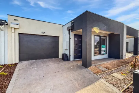 41 Greenpoint Dr, Rockbank, VIC 3335