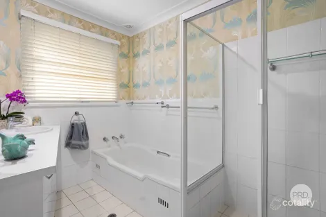 Property photo of 32 Waterside Parade Peakhurst Heights NSW 2210