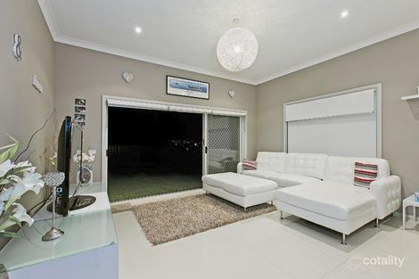 Property photo of 21 Graysynd Circuit Cameron Park NSW 2285