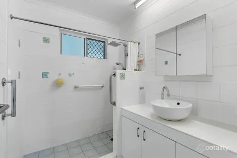 Property photo of 10 Tracey Close Woree QLD 4868