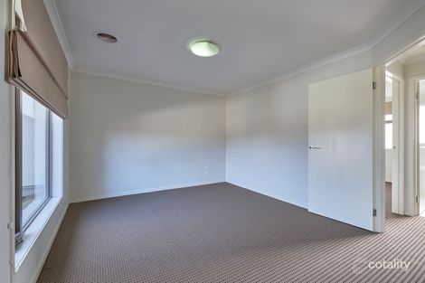 Property photo of 7 Fleuve Rise Clyde North VIC 3978