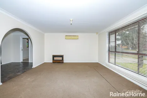 Property photo of 2 Elm Place Kelso NSW 2795
