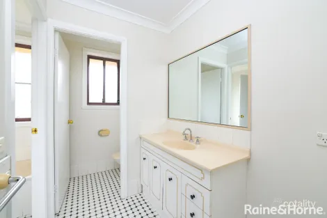 Property photo of 2 Elm Place Kelso NSW 2795
