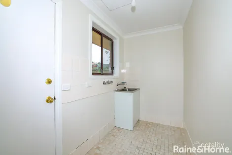 Property photo of 2 Elm Place Kelso NSW 2795